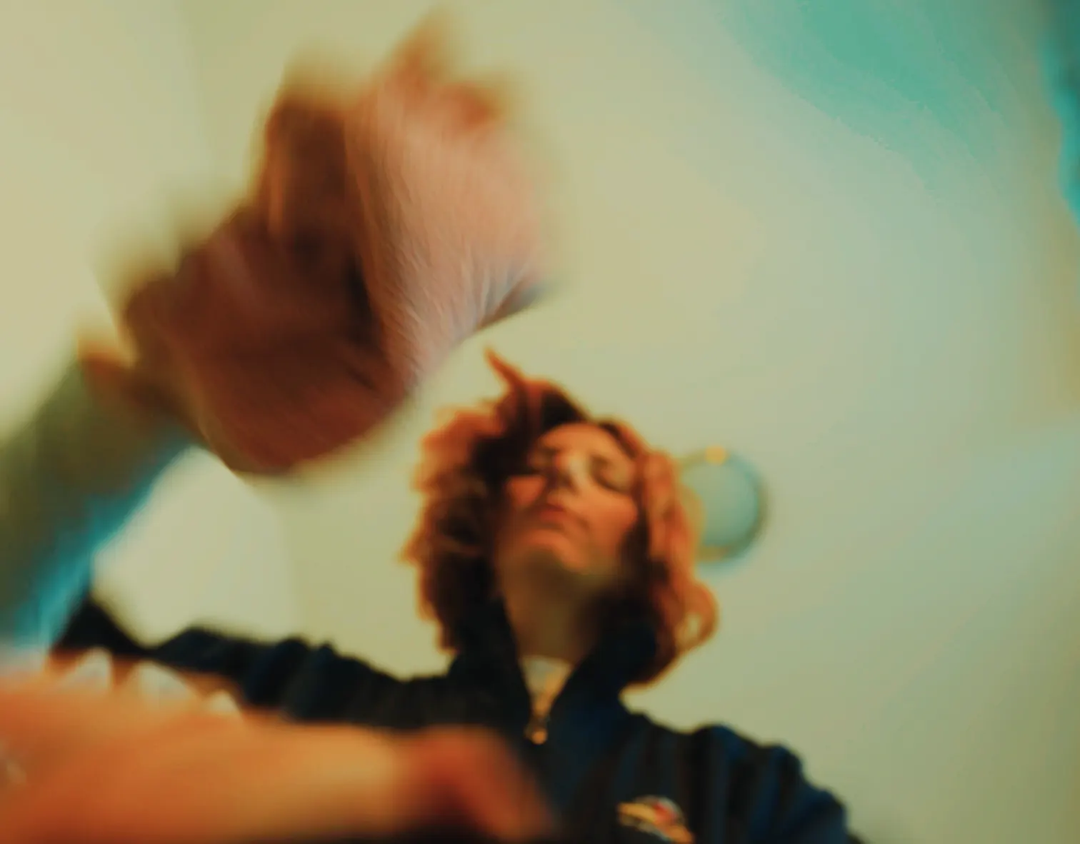 Danseuse en mouvement filmée en contre-plongée, image lumineuse et floue