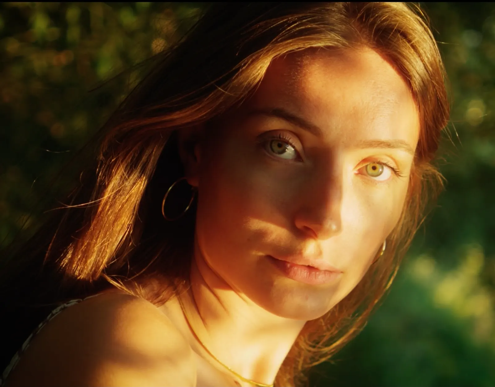 Portrait d’une jeune femme en lumière rasante de fin de journée