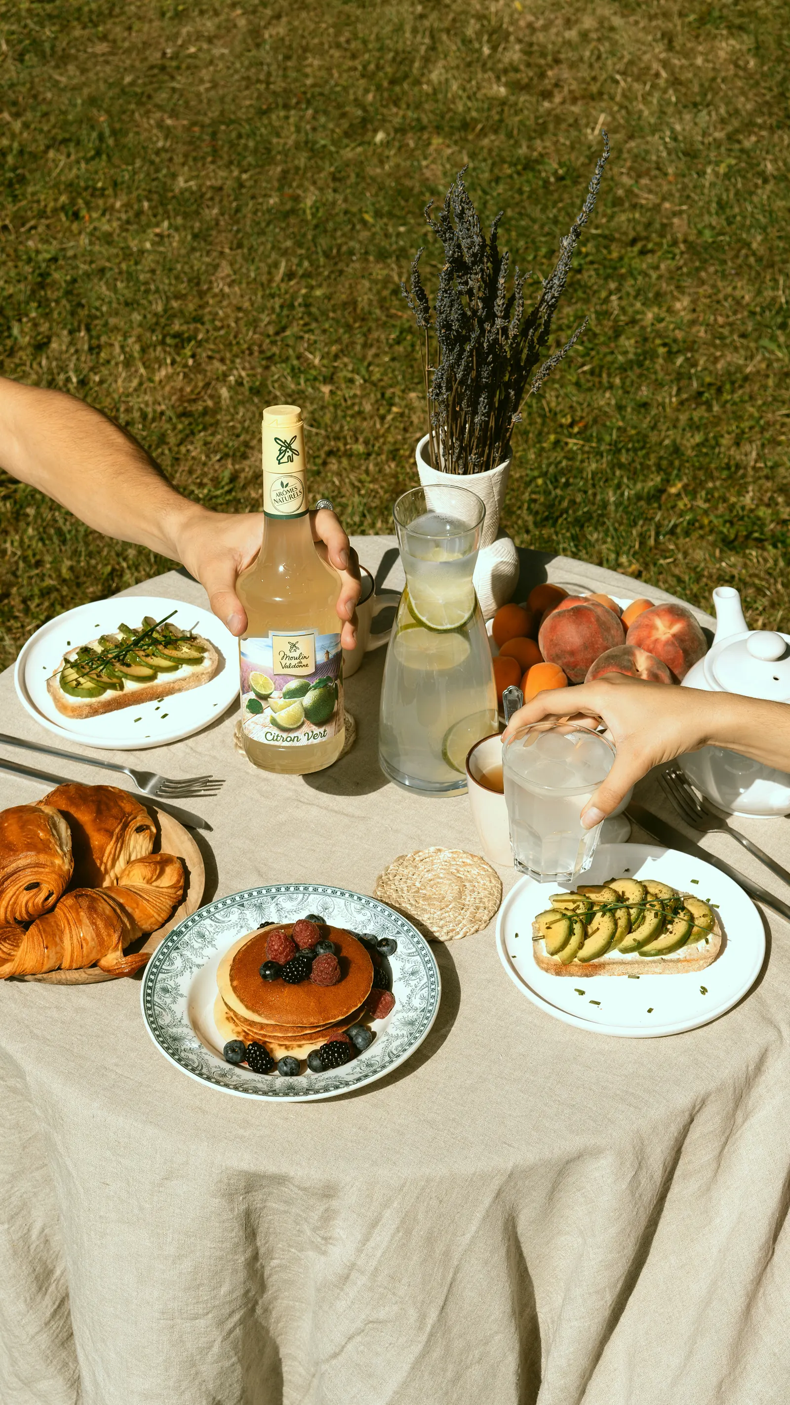 Brunch en plein air avec sirop, viennoiseries et crêpes